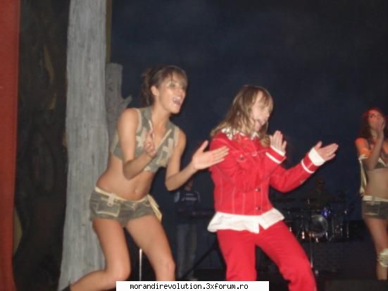 Elena - elena..danseaza cu o fata din public:D - Dansatoarele