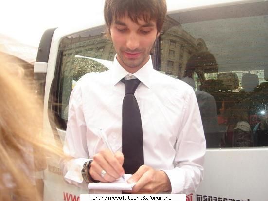 Galerie Foto - Iulian - au sarit fetele pe el sa le dea autografe - Arhiva