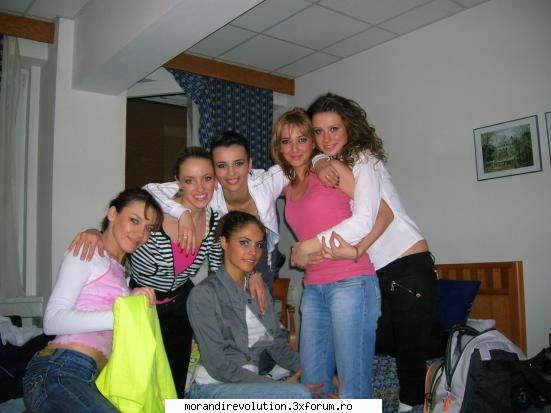 buna dimineata tuturor:) si mai ales la multi ani felelor ;) si ma gandesc ca nu stiu cu ce sa